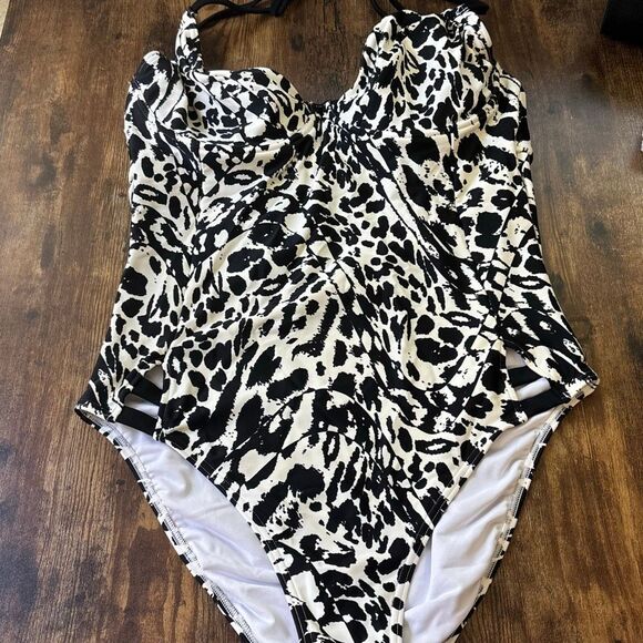 Stylish Black and White One-Piece Swimsuit - Picture 8 of 10